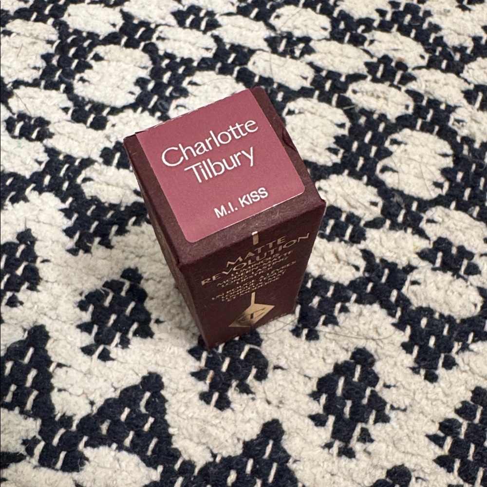 Charlotte Tilbury MATTE REVOLUTION
M.I. KISS - Picture 6 of 8